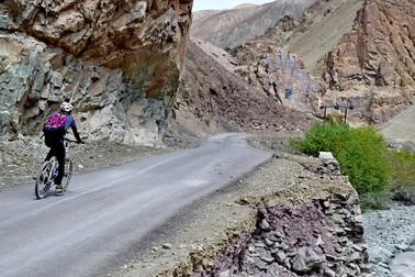 Tuyến đường hiểm trở khi tới ngôi làng Rumbak