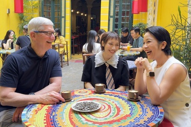 Tim Cook đến phố cổ Hà Nội: "Tôi rất mê món cà phê trứng"
