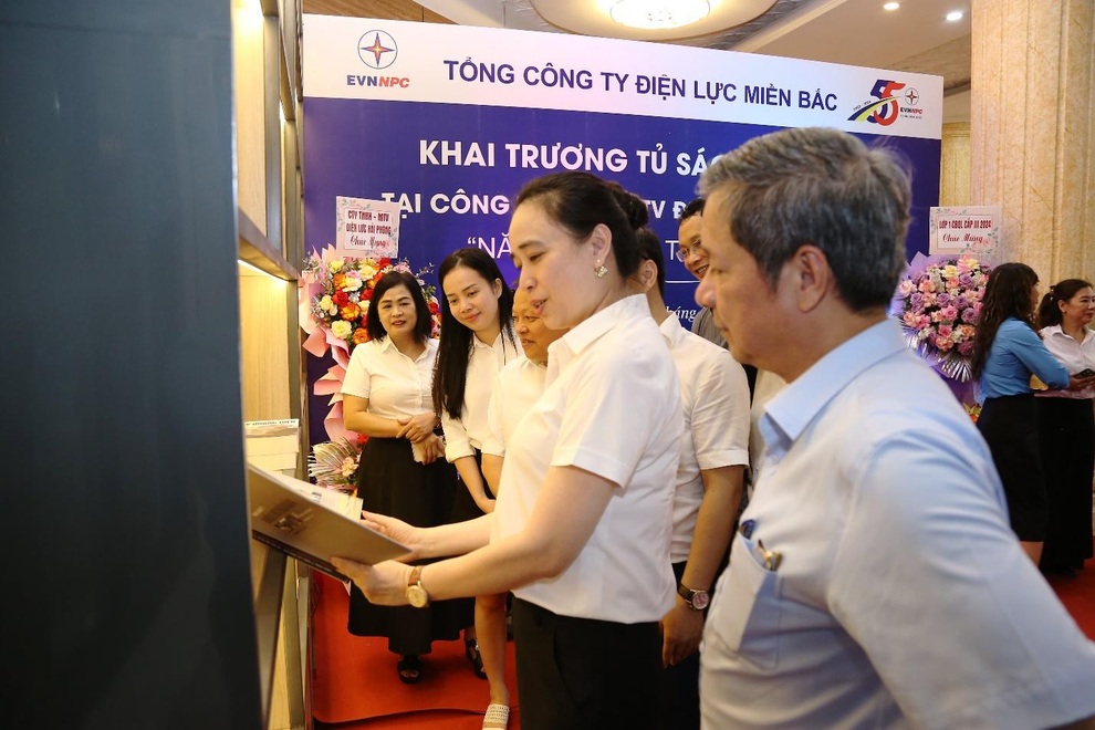 Khai trương tủ sách EVNNPC Năng lượng từ tri thức - 5 Khai trương tủ sách EVNNPC Năng lượng từ tri thức - 5