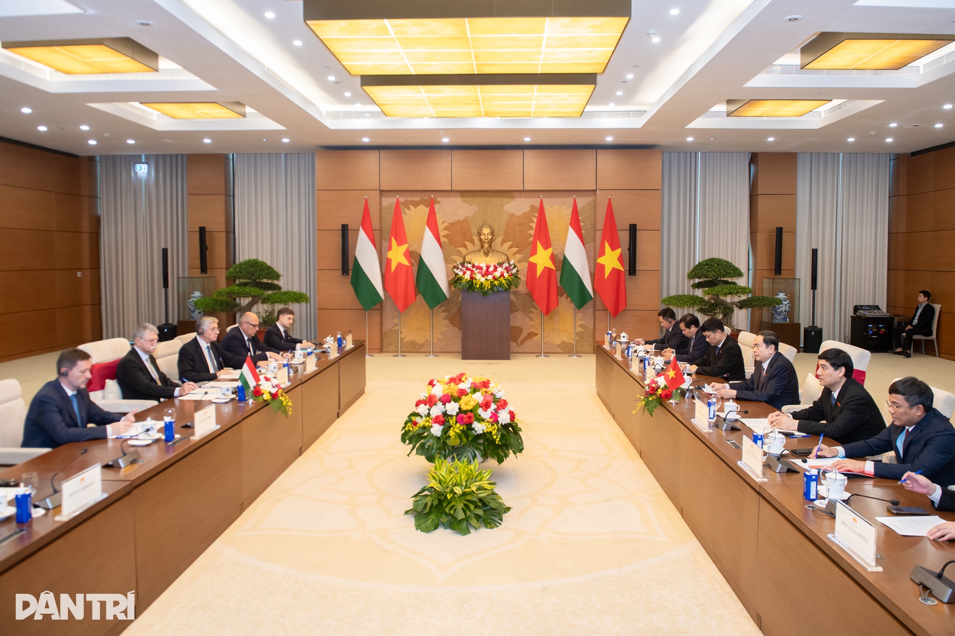 Macaristan Ulusal Meclisi Başkanı Tran Thanh Man, Macaristan Ulusal Meclisi Başkanı'nın karşılama törenine başkanlık etti - 9 Chủ tịch Quốc hội Trần Thanh Mẫn chủ trì lễ đón Chủ tịch Quốc hội Hungary - 9