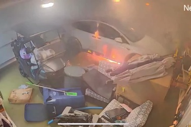 Xe điện bốc cháy khi đang bị ngập nước trong gara