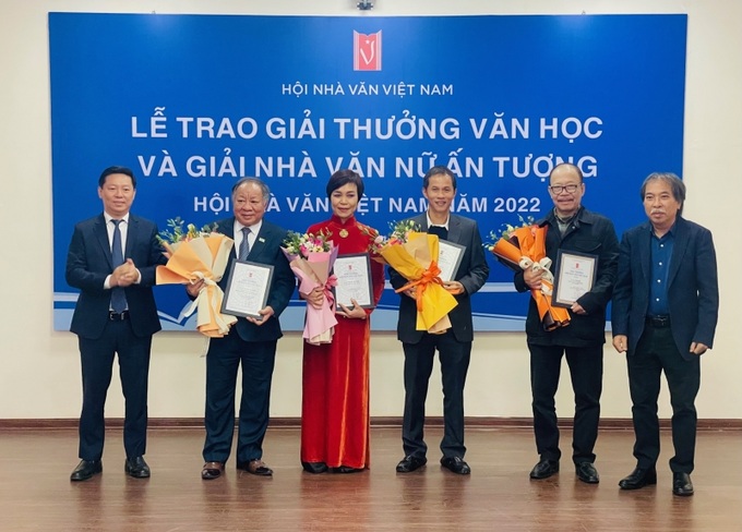 Trao Giải thưởng văn học năm 2022 cho các tác giả, tác phẩm xuất sắc.