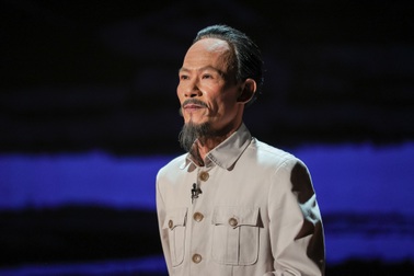 Tạo hình của Bác Hồ trong vở kịch "Người đi dép cao su"