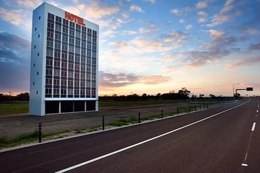 "Khách sạn ma" nằm chơ vơ bên đường cao tốc thực chất là một cú lừa