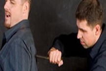 Đối phó với đồng nghiệp chuyên “đâm sau lưng”