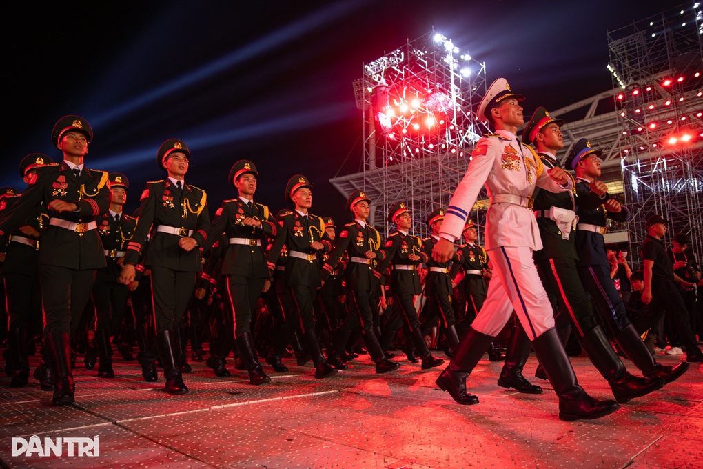 Tiết lộ về màn diễu binh nổi da gà của 68 chiến sĩ ở concert 50.000 người - 2 Tiết lộ về màn diễu binh nổi da gà của 68 chiến sĩ ở concert 50.000 người - 2