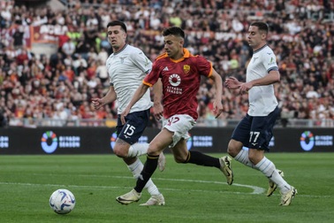 AS Roma áp sát top 4 Serie A sau trận thắng Lazio