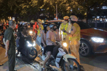 Thanh niên có nồng độ cồn, chở bạn gái "thông chốt" CSGT ở TPHCM