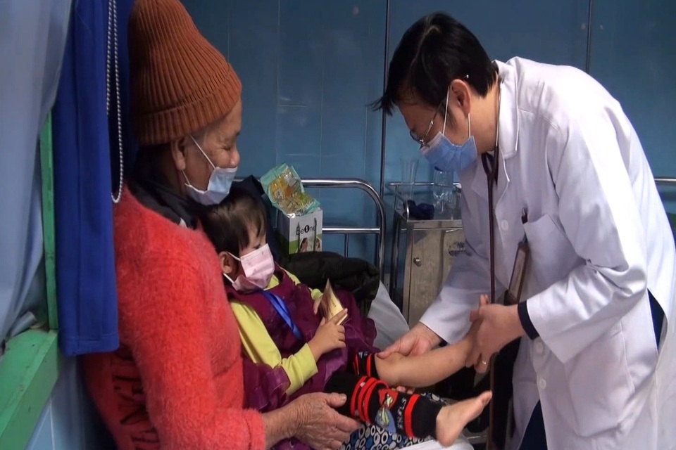 Trời giá rét, tăng đột biến người già, trẻ em nhập viện  - 2