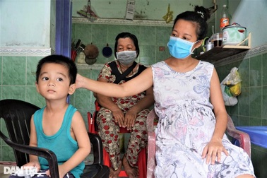 Mất chồng, người vợ trẻ đang mang bầu "phát điên" lo con thơ khát sữa