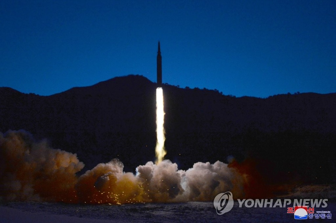 Ông Kim Jong-un thị sát phóng tên lửa siêu vượt âm - 1 Ông Kim Jong-un thị sát phóng tên lửa siêu vượt âm - 1
