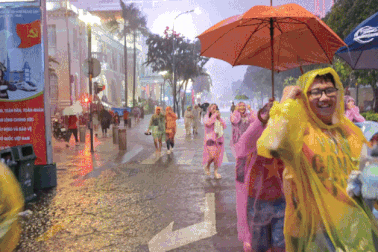 Người dân TPHCM xem pháo hoa trong mưa với niềm phấn khích