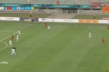 Phan Văn Đức tung chân sút vọt xà ở phút 48