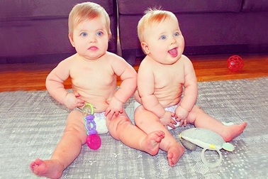 Clip vui: Bọn nhóc song sinh hòa  thuận với nhau như thế nào