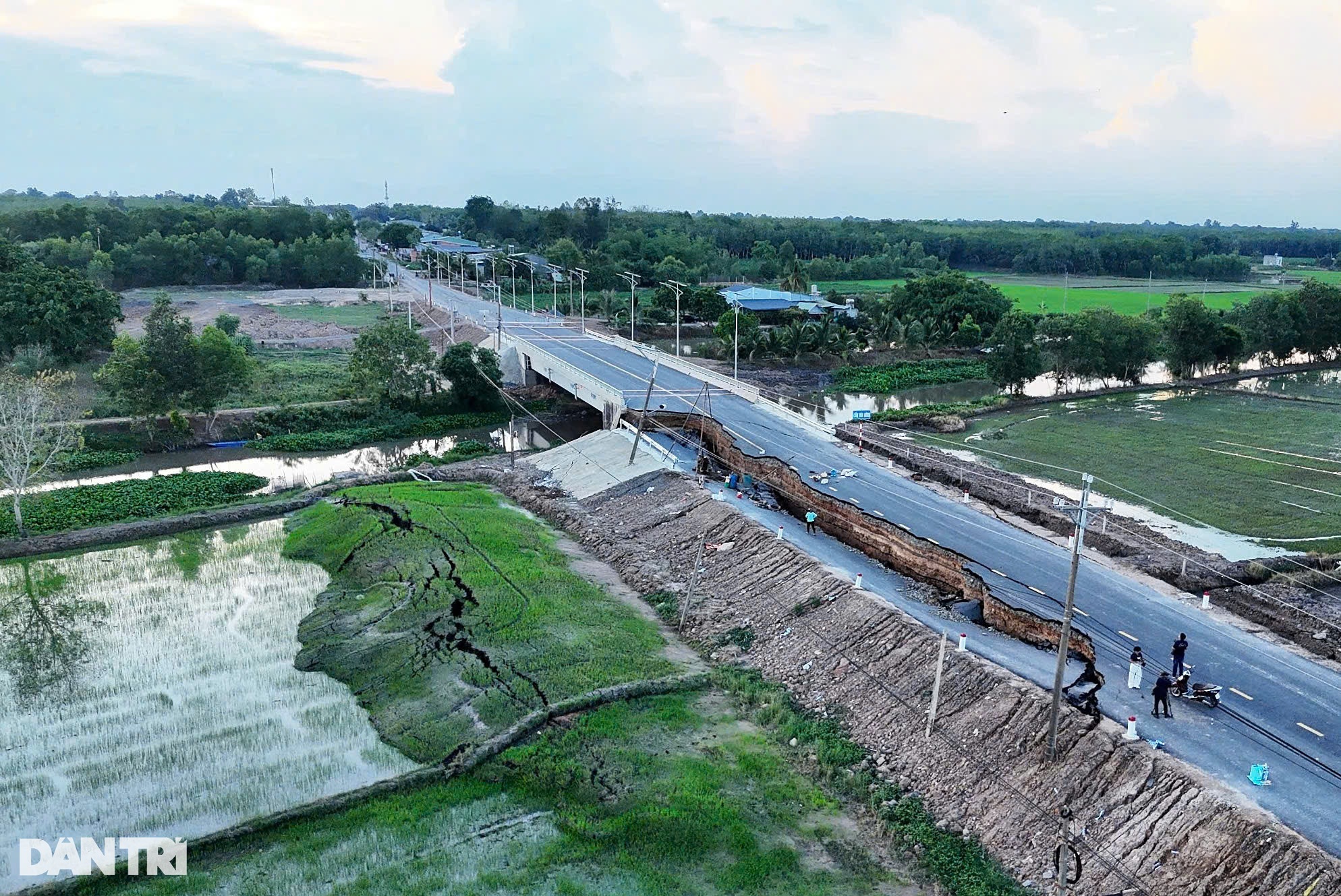 Dấu hỏi trách nhiệm sau vụ sụt lún đường mới xây ở Tây Ninh - 4 Dấu hỏi trách nhiệm sau vụ sụt lún đường mới xây ở Tây Ninh - 4