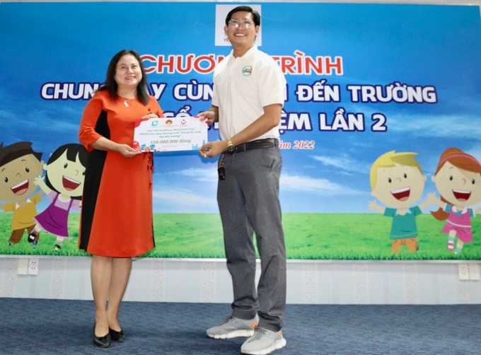Bà Trần Thị Xuân Mai nhận quà từ nhà tài trợ cho trẻ mồ côi do dịch Covid.