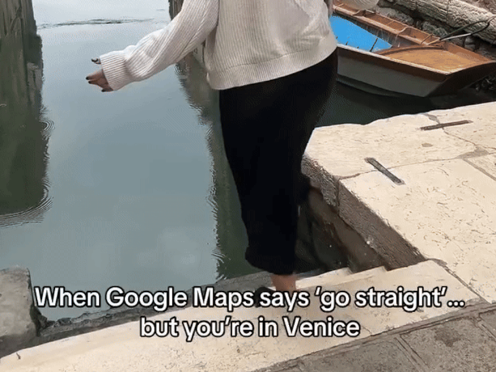 ដោយជឿជាក់លើទិសដៅរបស់ Google Maps ក្មេងស្រីបានរអិលជើងធ្លាក់ចូលទៅក្នុងទឹក - ១ Tin lời đi theo Google Maps chỉ đường, cô gái trượt chân rơi tõm xuống nước - 1