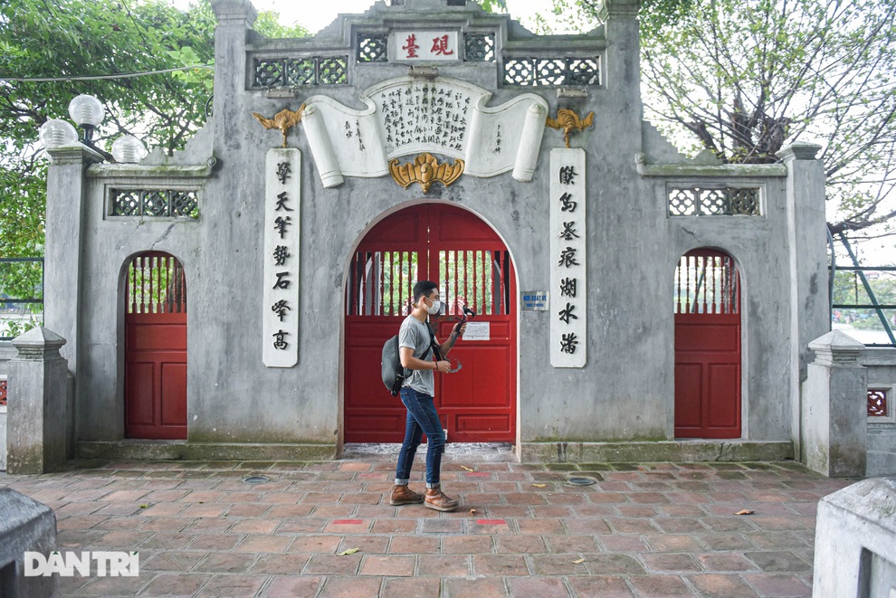 Theo chân chàng trai đưa khách quốc tế khám phá Hà Nội qua... smartphone - 3