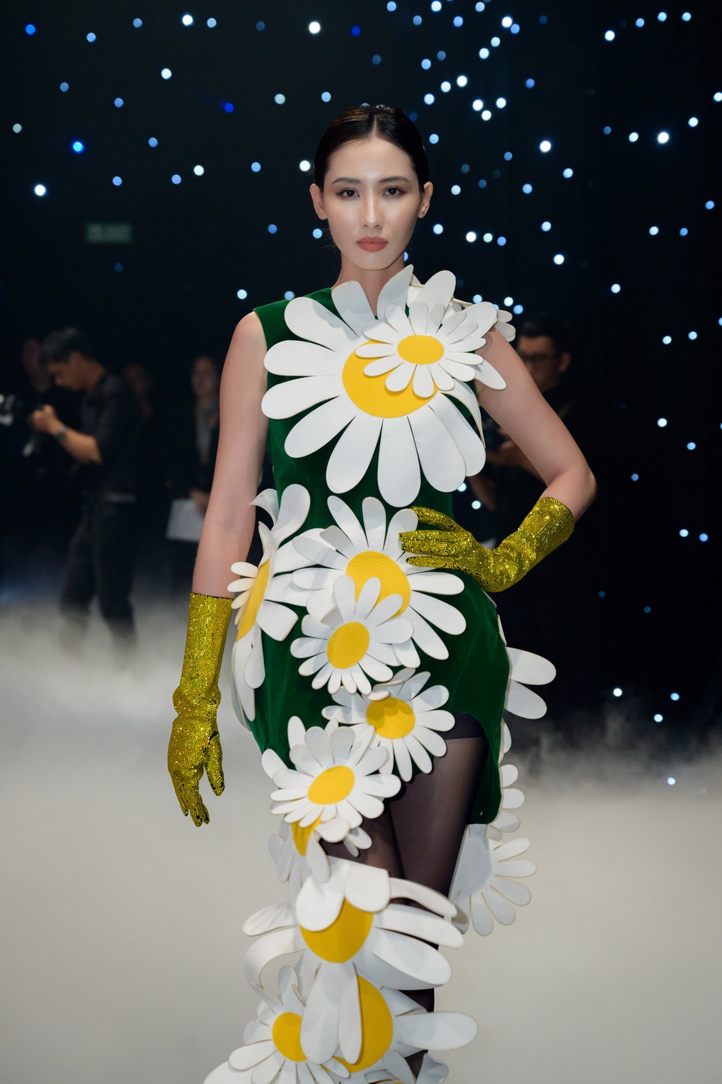 Võ Hoàng Yến hóa nữ vương, Mâu Thủy lần đầu tái xuất sàn diễn sau sinh - 6 Võ Hoàng Yến hóa nữ vương, Mâu Thủy lần đầu tái xuất sàn diễn sau sinh - 6
