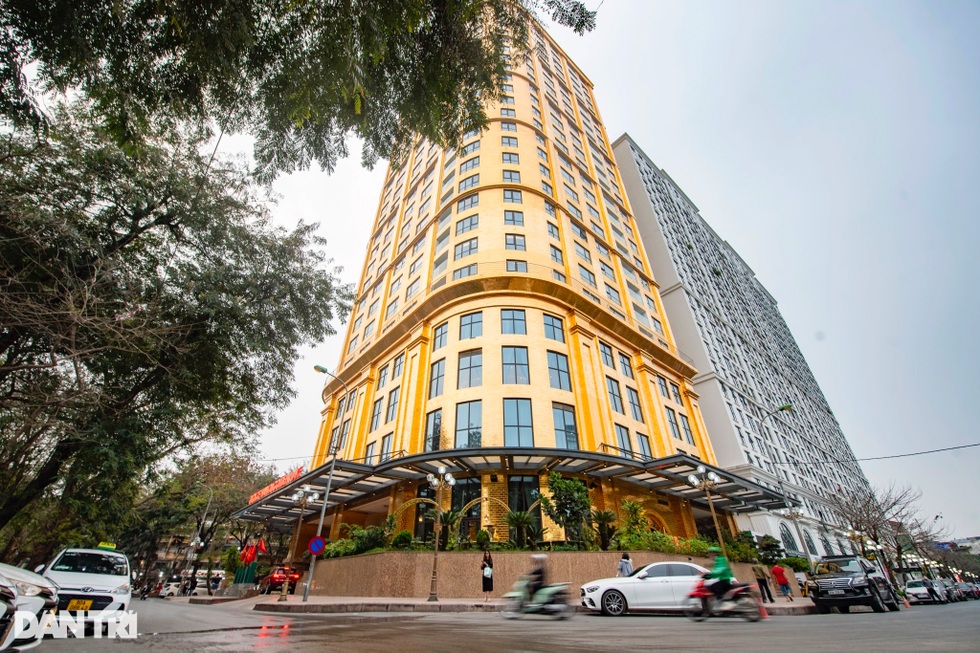 Đại gia Đường bia tiết lộ về số tiền để dát vàng khách sạn giữa Hà Nội - 2 Đại gia Đường bia tiết lộ về số tiền để dát vàng khách sạn giữa Hà Nội - 2