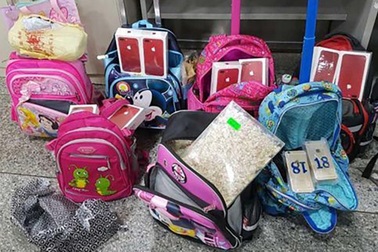 10 học sinh buôn lậu loạt điện thoại trị giá 145.000 USD ra ngoài biên giới