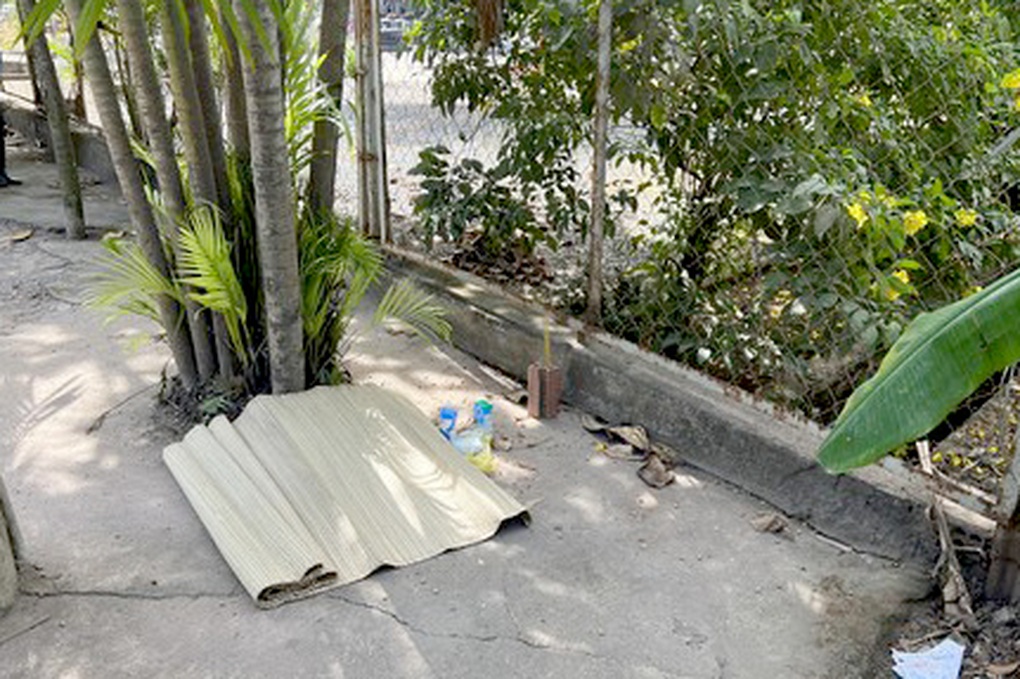 Phát hiện thi thể bé gái sơ sinh ở vỉa hè TPHCM - 1 Phát hiện thi thể bé gái sơ sinh ở vỉa hè TPHCM - 1