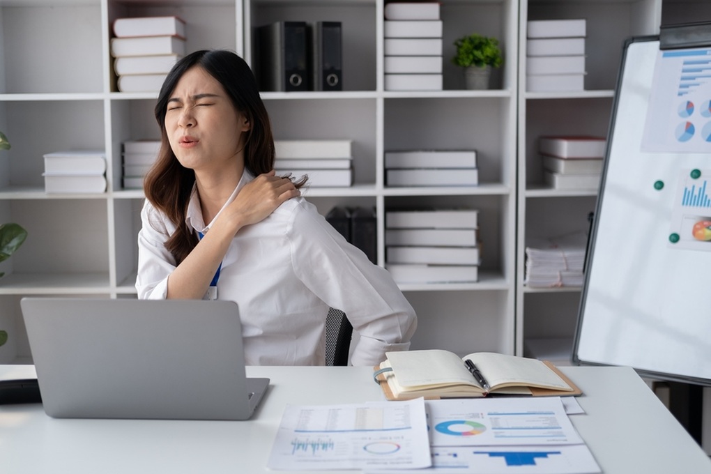 Hội chứng đau cổ, vai, gáy và cột sống bất ổn của dân văn phòng - 1 Hội chứng đau cổ, vai, gáy và cột sống bất ổn của dân văn phòng - 1