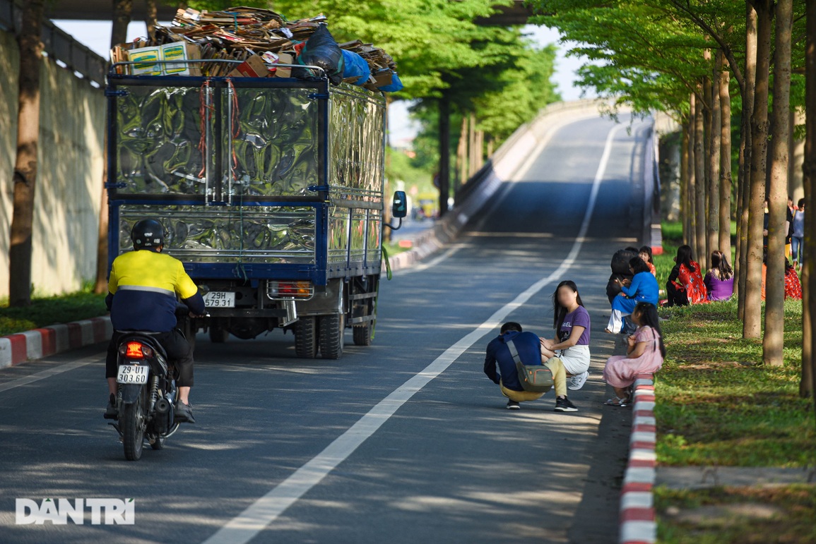 Chị em ở Hà Nội liều mình lao ra đường chụp ảnh với hàng bàng lá nhỏ - 10 Chị em ở Hà Nội liều mình lao ra đường chụp ảnh với hàng bàng lá nhỏ - 10