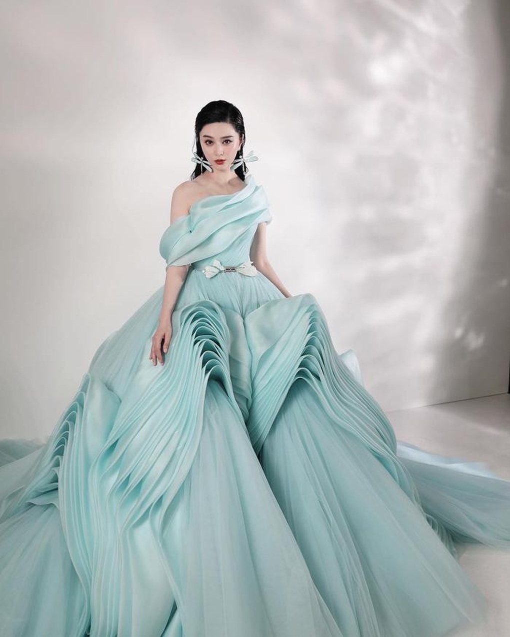 Thần thái ngôi sao của Phạm Băng Băng trên sàn diễn thời trang quốc tế - 4 Thần thái ngôi sao của Phạm Băng Băng trên sàn diễn thời trang quốc tế - 4