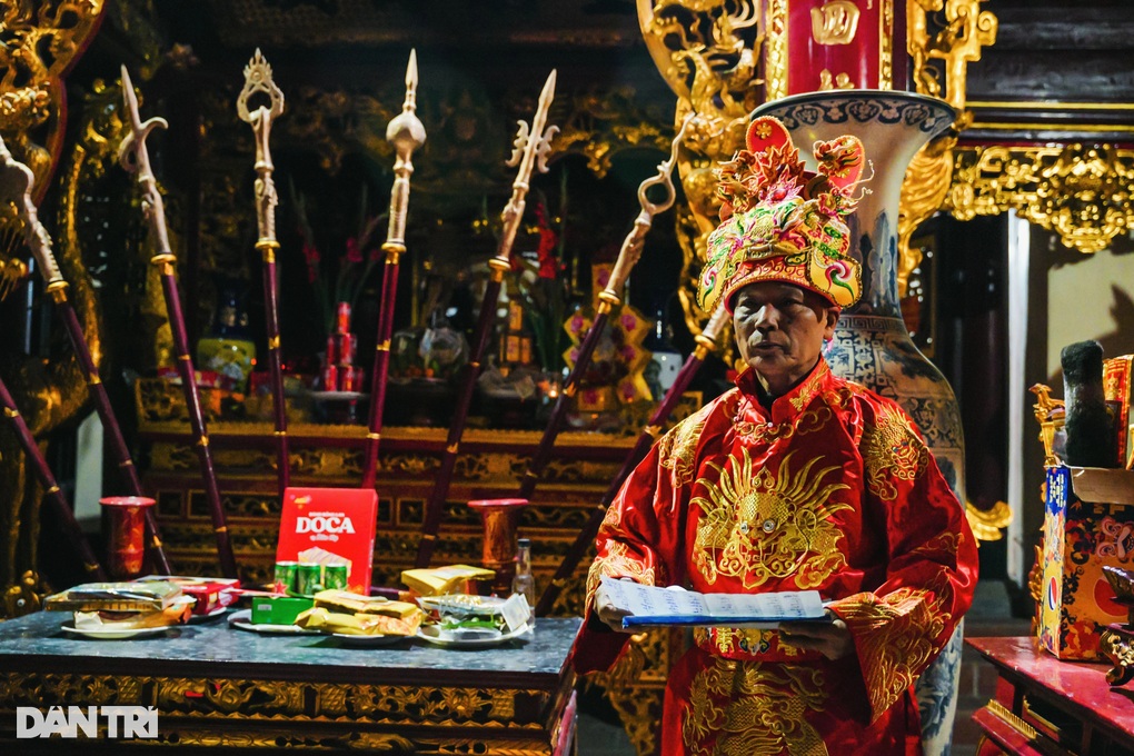 Đêm giao thừa, cả làng kéo nhau ra đình xin lửa thánh - 2 Đêm giao thừa, cả làng kéo nhau ra đình xin lửa thánh - 2