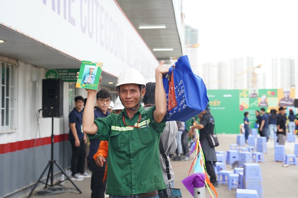 Nụ cười ấm áp trên công trường xây dựng những ngày cận Tết - 5 Nụ cười ấm áp trên công trường xây dựng những ngày cận Tết - 5