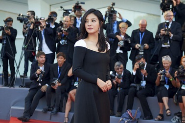 Triệu Vy thướt tha, Trương Vũ Kỳ khoe ngực đầy tại LHP Venice