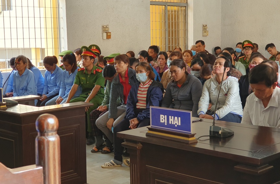 Đóng giả cô dâu, chú rể lừa cơ sở tiệc cưới, 41 bị cáo lĩnh hơn 120 năm tù - 4 Đóng giả cô dâu, chú rể lừa cơ sở tiệc cưới, 41 bị cáo lĩnh hơn 120 năm tù - 4