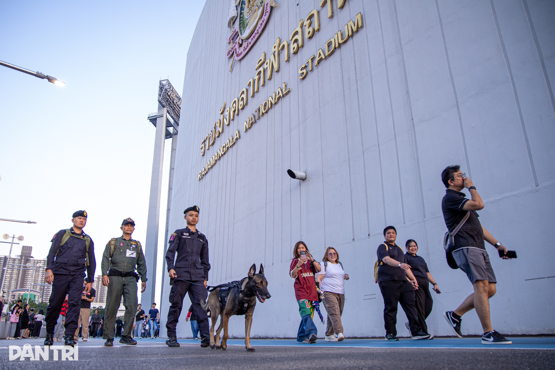 Δεκάδες χιλιάδες άνθρωποι συνέρρευσαν στο στάδιο Ρατζαμανγκάλα για να παρακολουθήσουν την τελετή έναρξης των 33ων Αγώνων SEA - 12 Δεκεμβρίου Hàng vạn người đổ về sân Rajamangala dự lễ khai mạc SEA Games 33 - 12