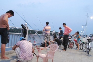 Cầu mới khánh thành trở thành nơi… câu cá thư giãn