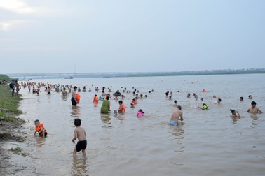 Bất chấp biển cấm, hàng trăm người đổ ra bãi cát ven sông Hồng tắm "giải nhiệt"