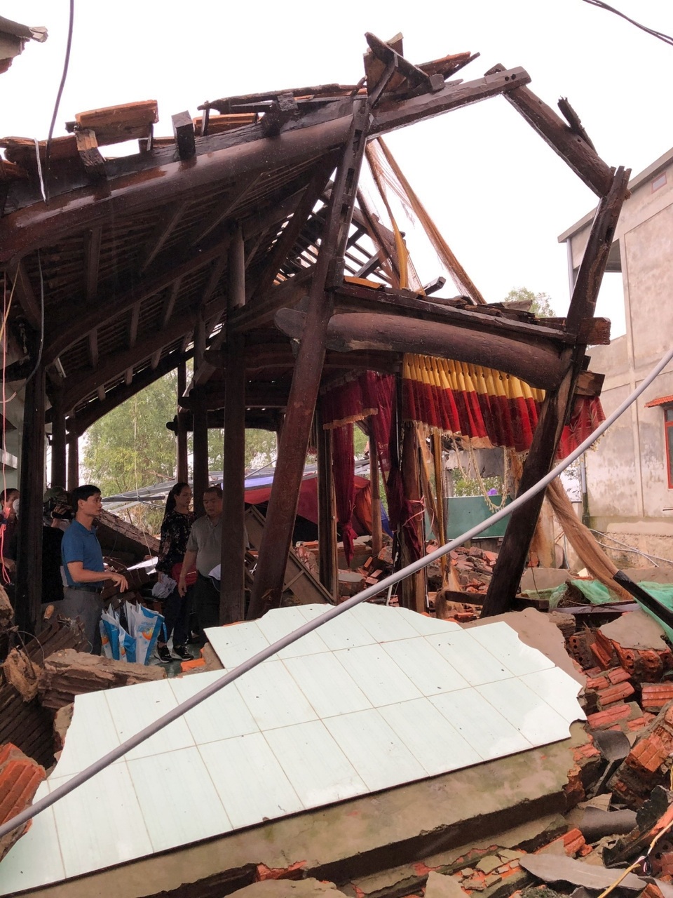 Thúy Hạnh - Minh Khang xúc động khi nhìn thấy cảnh đổ nát ở miền Trung - 4