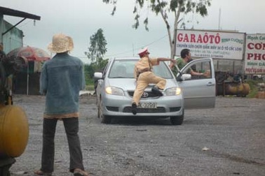 Taxi “chở” cảnh sát 113 trên nắp capô chạy 5 km