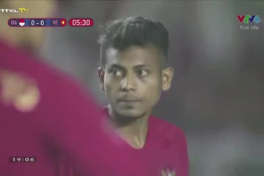 Văn Toản đẩy quả đá phạt của U22 Indonesia ở phút 6
