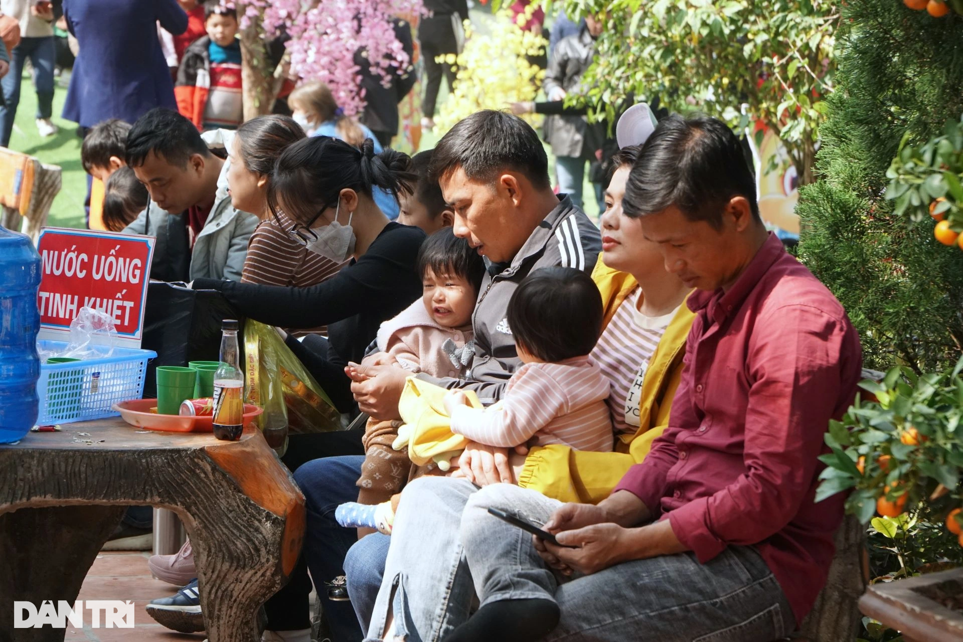 Hàng vạn người chen chân xin nước thánh cầu may đầu năm mới - 15 Hàng vạn người chen chân xin nước thánh cầu may đầu năm mới - 15