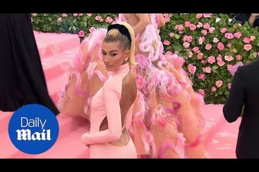 Hailey Baldwin khoe lưng trần quyến rũ