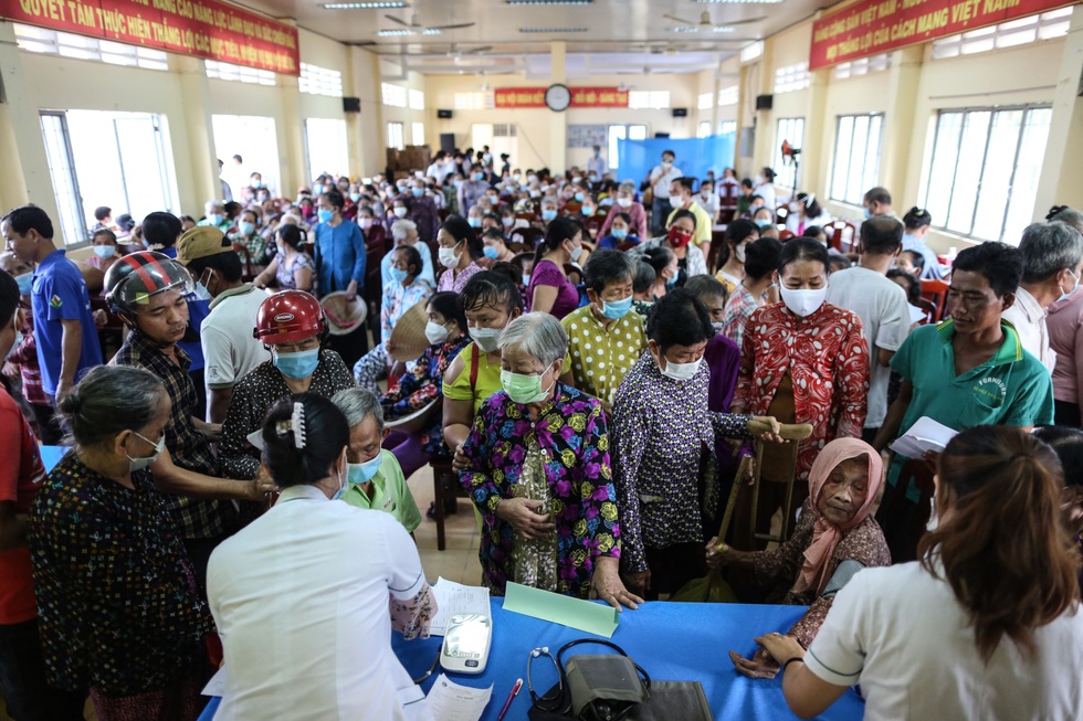 Lao động nghèo ở Trà Vinh xúc động khi được khám bệnh miễn phí - 4 Lao động nghèo ở Trà Vinh xúc động khi được khám bệnh miễn phí - 4
