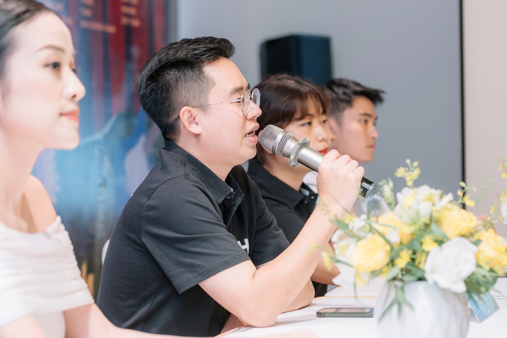 BTV Anh Tuấn, Phí Linh dẫn chương trình nhóm Blue đến Việt Nam biểu diễn - 2 BTV Anh Tuấn, Phí Linh dẫn chương trình nhóm Blue đến Việt Nam biểu diễn - 2
