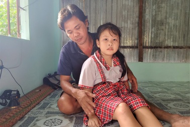 Vợ nghèo gánh nợ trăm triệu, lo chồng tháo khớp chân, 2 con thất học