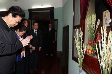 Thủ tướng Nguyễn Tấn Dũng tưởng niệm Bác Hồ