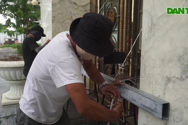 Hối hả gặt lúa, chèn chống nhà cửa "chạy" bão số 5