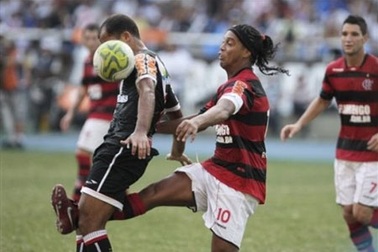Pha cướp bóng "có một không hai" của Ronaldinho