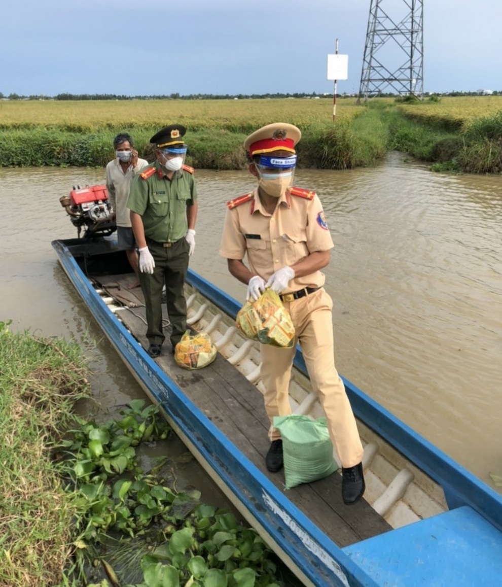 Chiến sĩ CSGT vượt sông, băng đồng mang quà đến người khó khăn ở vùng dịch - 3 Chiến sĩ CSGT vượt sông, băng đồng mang quà đến người khó khăn ở vùng dịch - 3
