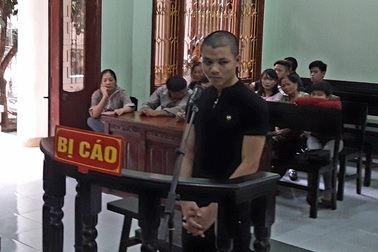 "Làm bậy" với trẻ em, ra tòa từ chối bồi thường