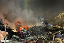 Cháy lớn kho hàng gần Trường Đại học Kinh doanh và Công nghệ Hà Nội